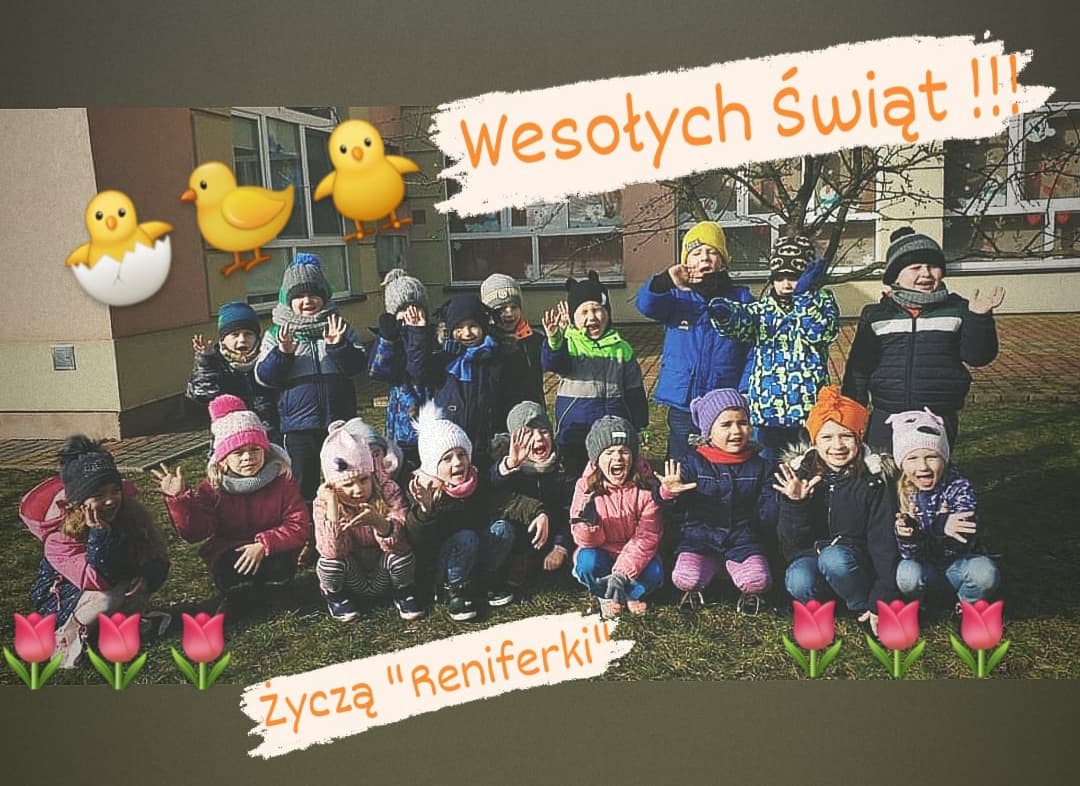Zdjęcie przedstawia dzieci z grupy "Reniferki", które pozują do wspólnego zdjęcia przed budynkiem przedszkola. Zdjęcie zdjęcie zdobią wielkanocne symbole oraz napis "Wesołych Świąt".