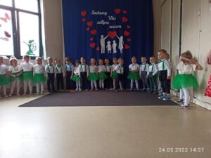 Zdjęcie przedsztawia dzieci z grupy Żółwiki podczas występu z okazji Dnia Mamy i Taty. 