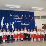 Dzieci z grupy Papużki śpiewają piosenkę dla nauczycieli