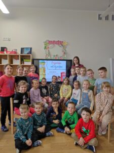 Zdjęcie ukazuje grupę Papużki, która ustawiła się do pamiątkowego zdjęcia uwieczniającego uczestnictwo w projekcie edukacyjnym 'Angielski od dziecka'.