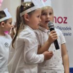 Na zdjęciu widać dwójkę dzieci prezentujących wiersze.