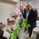 Na zdjęciu widzimy pana burmistrza wręczającego dzieciom upominki za wspaniały występ.