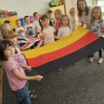Zabawy z flagą Niemczech.