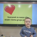 Chłopiec prezentuje jedną z Naszych zasad.