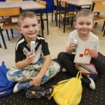 Chłopcy z własnymi klejami - glue sticks.