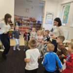 Dzieci podczas zabawy ruchowej.