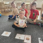 Chłopiec z karta obrazkową- babeczką - cupcake.