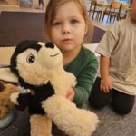 Dziewczynka z pluszowym pieskiem.