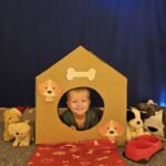 Chłopiec w kartonowej budzie.