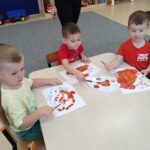 Messenger creation DFD EB B AEC ADEEFA Chłopcy przy stoliku wykonujące prace - jeża.