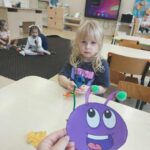 Messenger creation DBB DBF A AAECF Dziewczynka nawleka listek na gąsieniczkę.