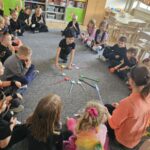 Dzieciaki utrwalają kolory przy pomocy ręcznie wykonanych różdżek.