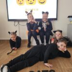 Dzieci przebrane za koty.