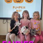 Trzy dziewczynki przebrane za wróżki.