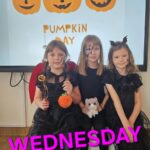 Trzy dziewczynki przebrane za Wednesday.