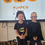 Dwójka chłopców przebrana za nietoperze.