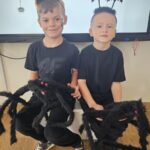 Dwójka chłopców przebrana za pająki. Dwójka chłopców przebrana za pająki.