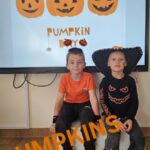 Dwójka chłopców przebrana za dynie.