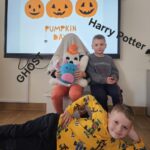 Trójka chłopców przebrana za Harrego Pottera, ducha i colorowwgo chłopca.