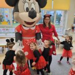 Dzieci wraz z panią dookoła dużej myszki Minnie.
