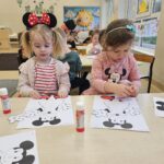 Dzieci wykonuja pracę myszki Minnie.