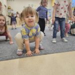 Dzieci skaczą jak żabki.