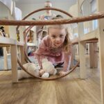 Dziewczynka przechodzi przez tor przeszkod.