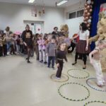 Wspólne zabawy na Dniu Misia.