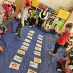 Dzieci podczas zabawy 'kto pierwszy?'