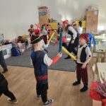 Piracka zabawa z bum bum rurkami.