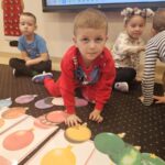 Chłopiec podaje odpowiednią bombkę n-lowi.