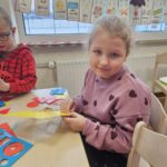 Dziewczynka wypycha figury geometryczne.