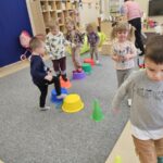 Dzieci pokonują tor przeszkód.