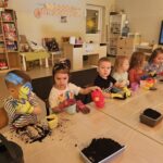 Każde dziecko wysiewa rzeżuchę.