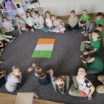 Dzieci z ułożoną z kartek flagą Irlandii.