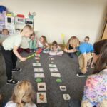 Dzieci podczas zabawy 'Kto pierwszy'.