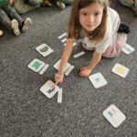 Dziewczynka dopasowała wyraz 'shoe' do odpowiedniego obrazka.