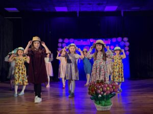 Zdjęcie przedstawia dziewczynki podczas tańca do piosenki "Pretty women". 