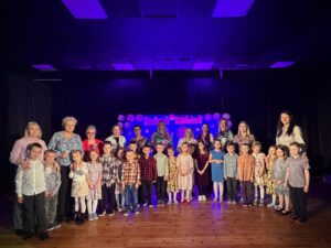 Zdjęcie przedstawia grupę Wiewiórki wraz z wychowawcami, Panią dyrektor i zaproszonymi gośćmi. 