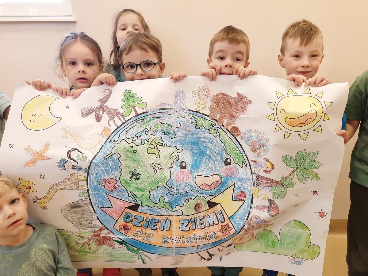 Pięcioro dzieci trzyma dużą kolorowankę pokolorowaną przez dzieci.