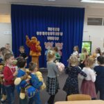 Dzieci tańczą w rytm piosenki Pluszowy Miś