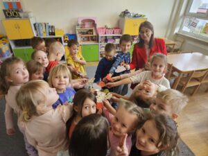 Na zdjęciu widać grupę dzieci z secami w ręku. Dzieci wiwatyja z powodu wyjątkowej sytuacji.