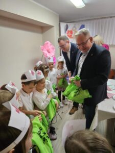 Na zdjęciu widzimy pana burmistrza wręczającego dzieciom upominki za wspaniały występ.