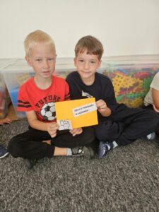 Dwoje chłopców ukazuje jedną z ustalonych zasad.