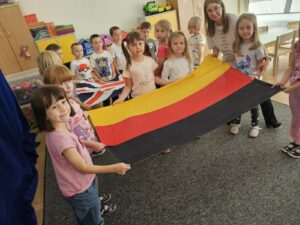 Zabawy z flagą Niemczech.