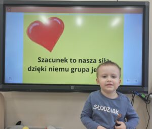 Chłopiec prezentuje jedną z Naszych zasad.