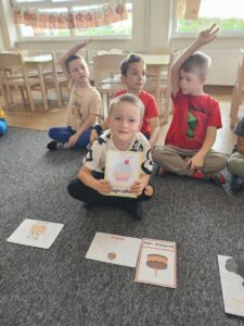 Chłopiec z karta obrazkową- babeczką - cupcake.