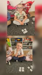 Dwóch chlopców prezentujących zbiory wybranych liter.