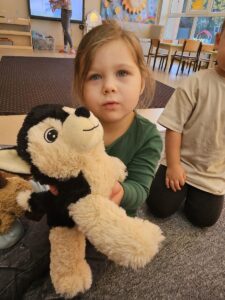 Dziewczynka z pluszowym pieskiem.