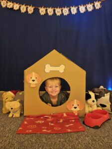 Chłopiec w kartonowej budzie.